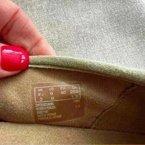 Clark’s collection soft cushion tan suede  espadrilles. - Picture 7 of 9